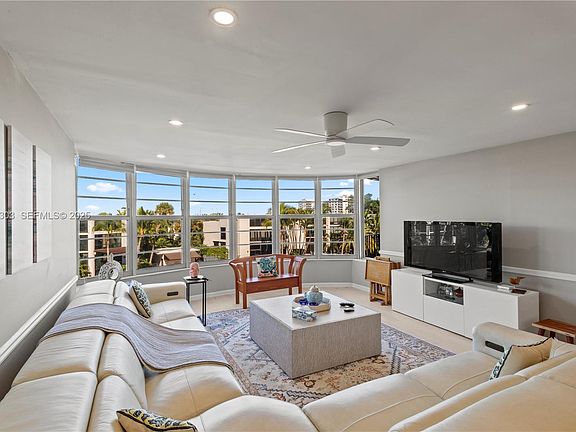 4th image of 3051 NE 48th St