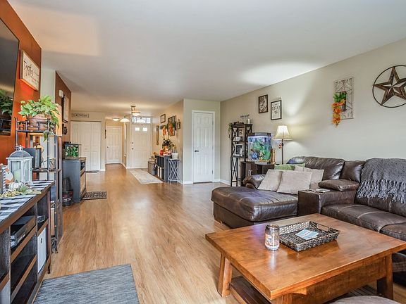 4th image of 675 W Streamwood Blvd #A