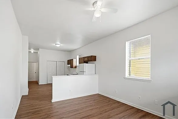 3 bed, $1,400 — Photo 4
