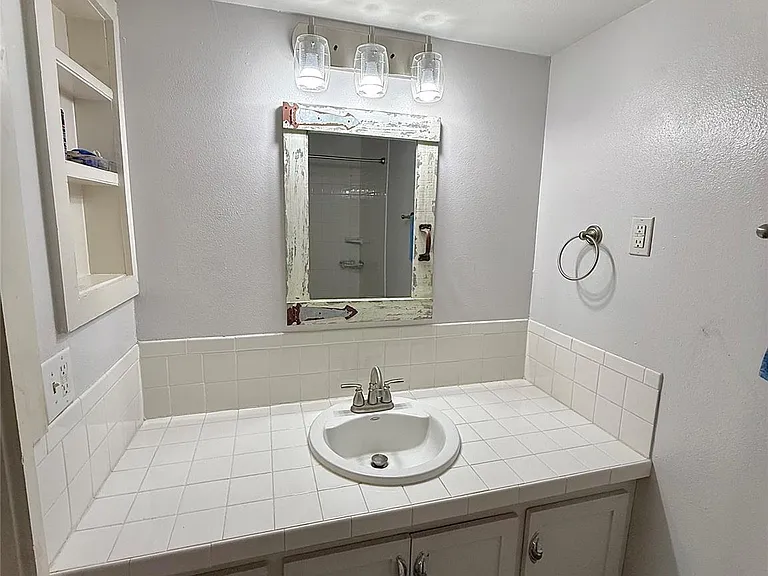 423 S Main St — Photo 11