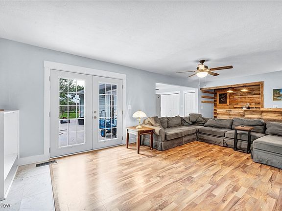 3rd image of 251 Windsor Dr
