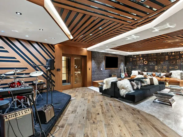 200 East 95th Street image 24 of 28