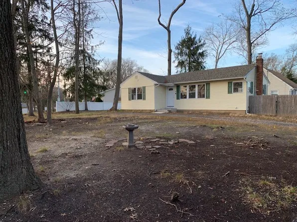 4 Babylon Dr, Sound Beach, NY 11789