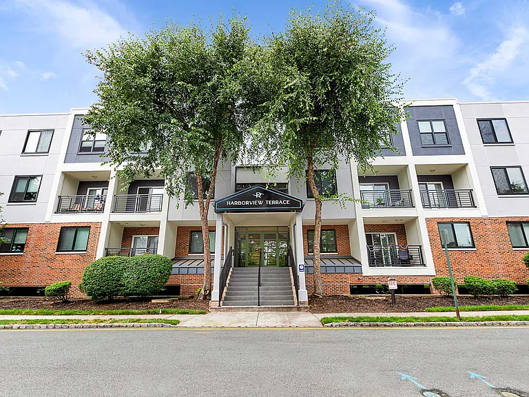 River Club Apartments — Photo 34