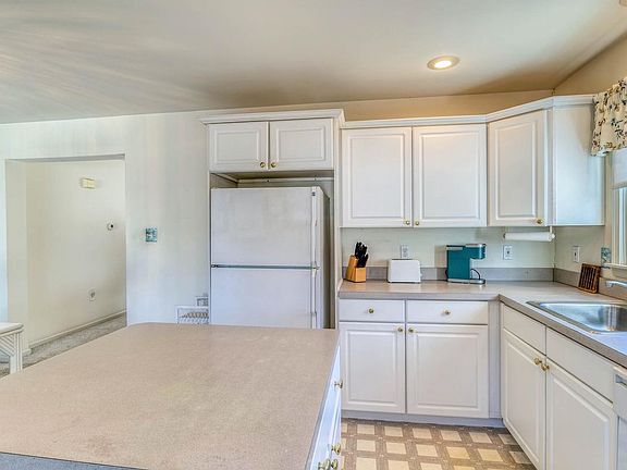 4th image of 530 N Shore Rd