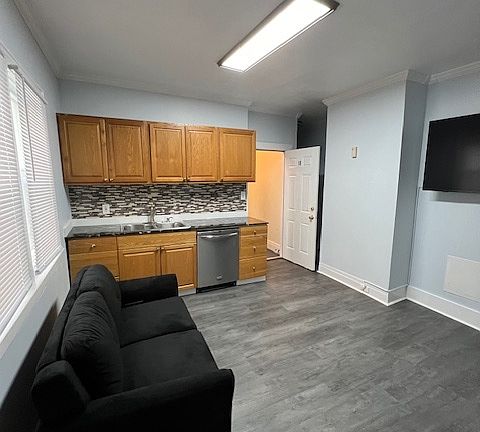 3rd image of 301 Maple St #2
