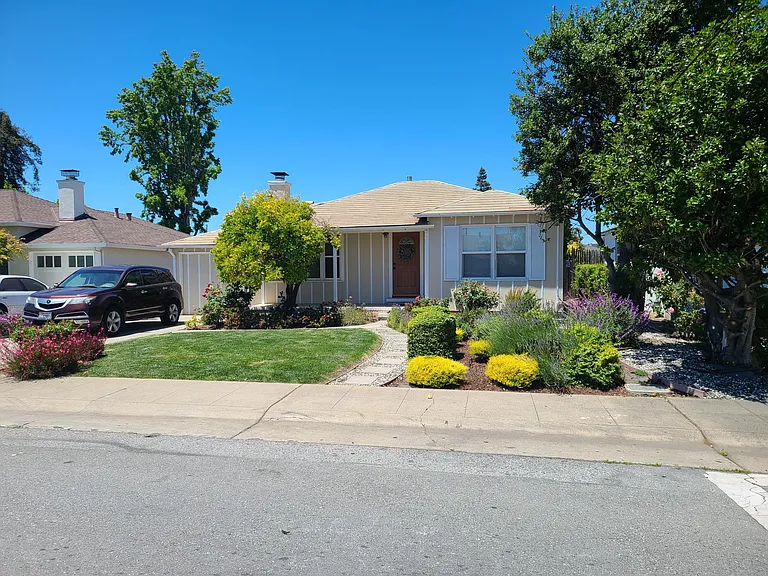 127 Poinsettia Ave — Photo 1