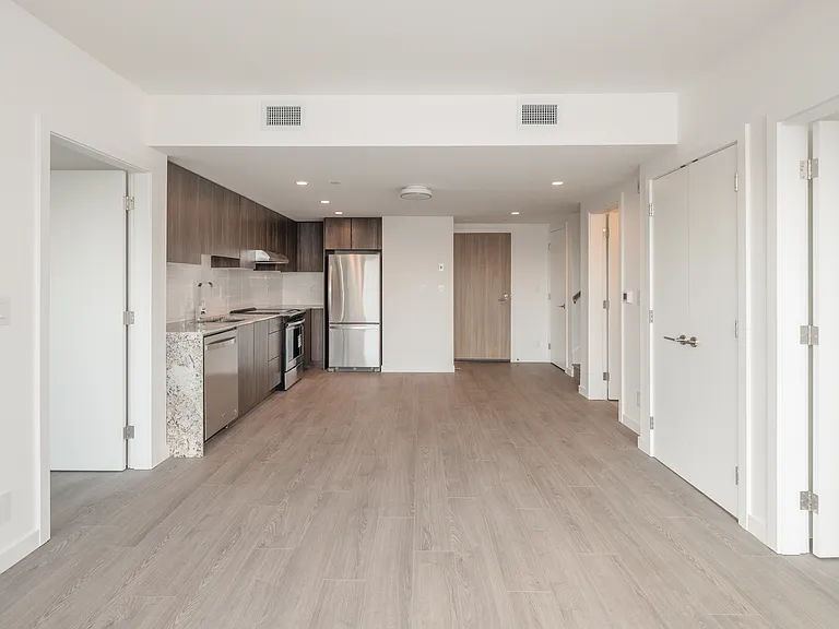 1060 Churchill Cres — Photo 22