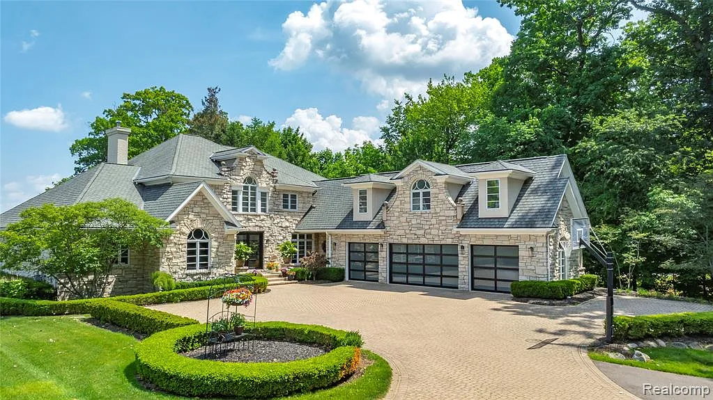 7 bed, 7.0 bath, 9984 sqft, $18,000 — Photo 3