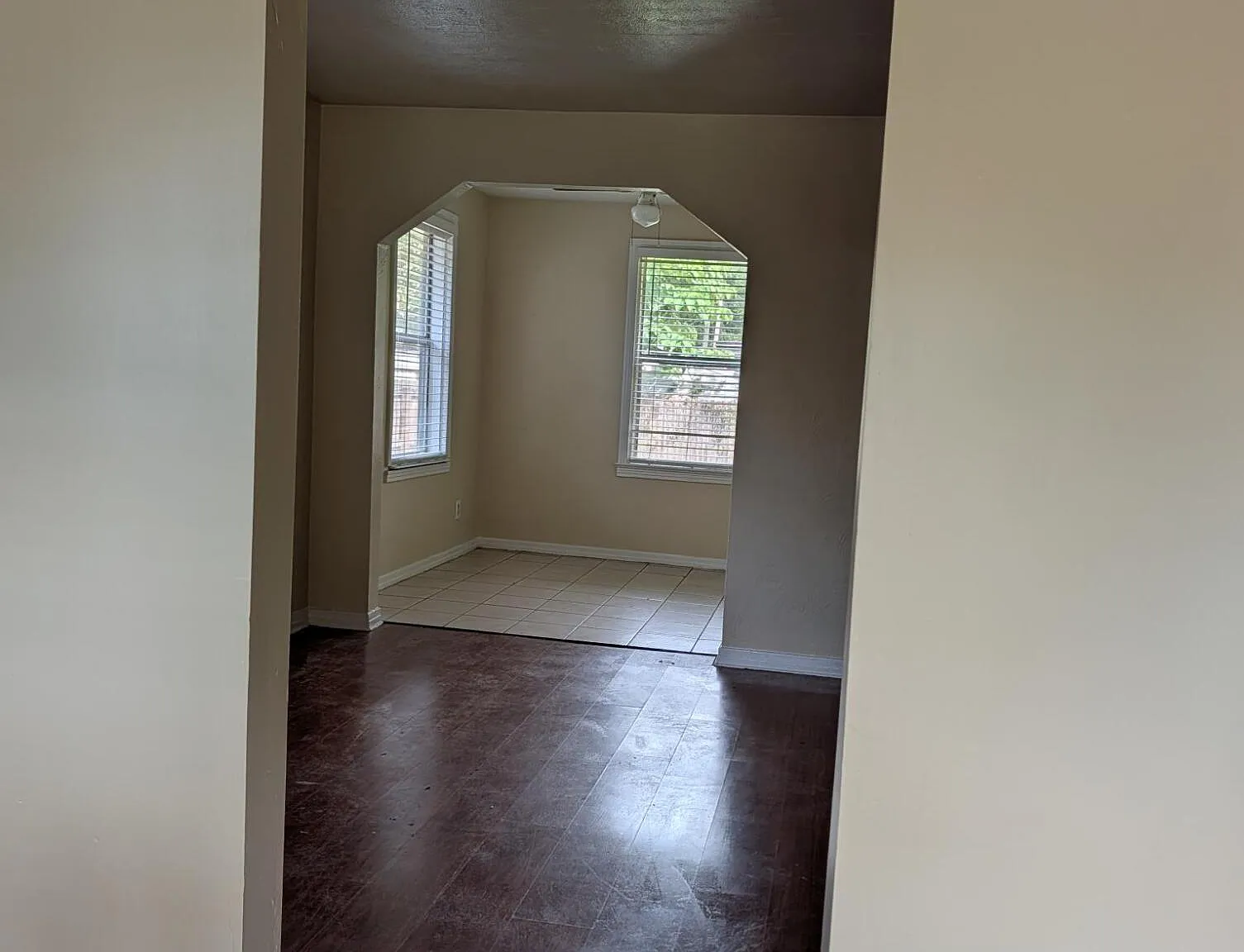 2 bed, 1.0 bath, 936 sqft, $900 — Photo 2