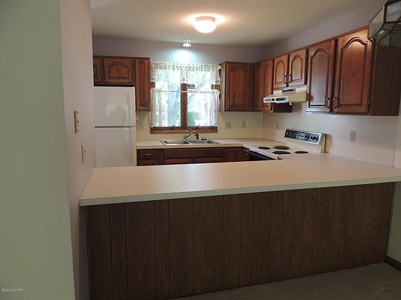 5th image of 984 Laketown Dr