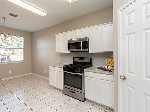 4th image of 1714 River Oaks Dr