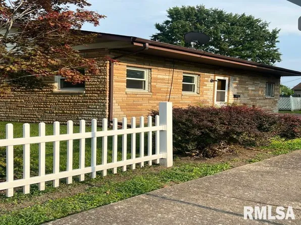 220 N 27th St, Herrin, IL 62948