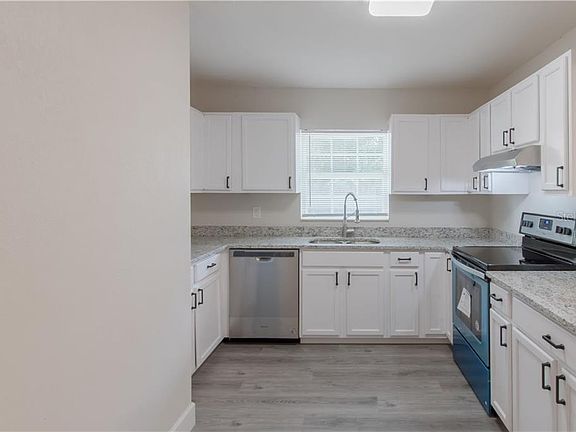 5th image of 526 Granby St