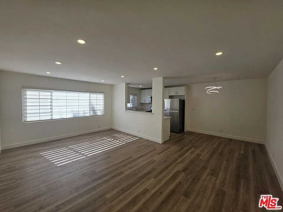 3 bed, 2.0 bath, 1350 sqft, $3,900 — Photo 4