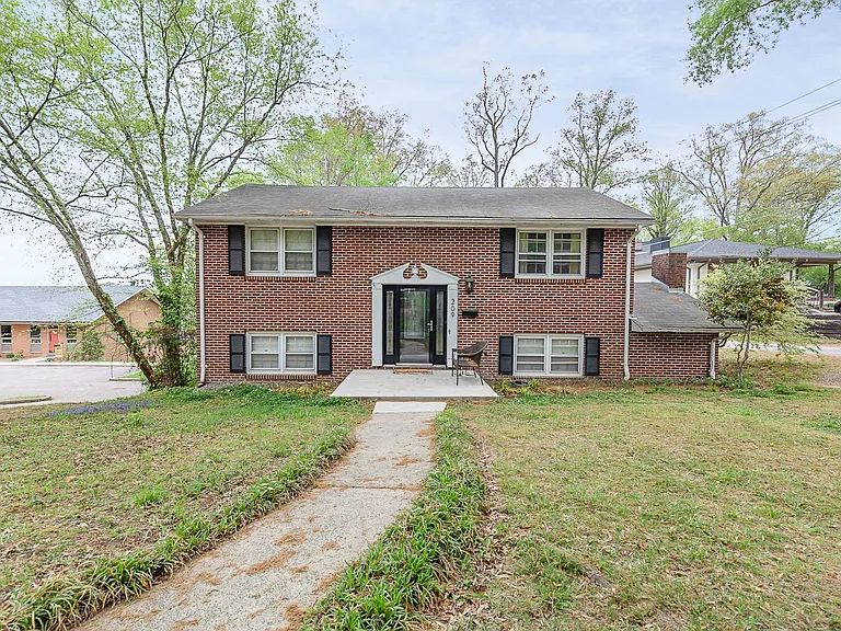 209 E Knox St — Photo 12