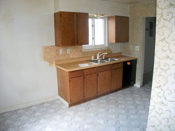 2nd image of 5849 Vivian St