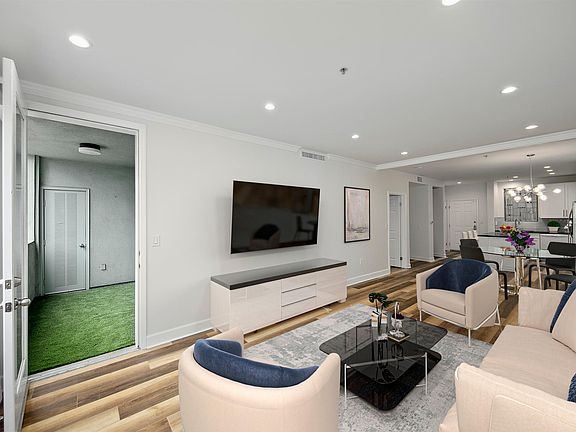 3rd image of 1601 India St Unit 105