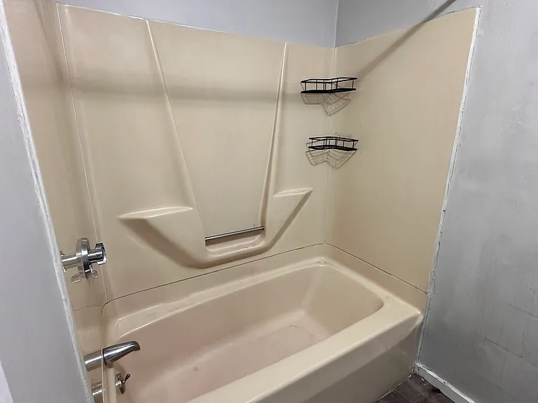 21 Greenwoods Ave #4 — Photo 5