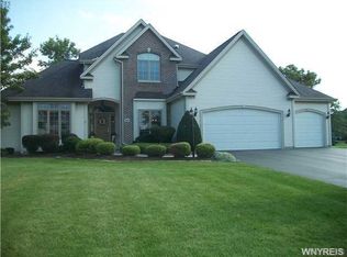 5453 Pinecrest Dr, Lockport, NY 14094