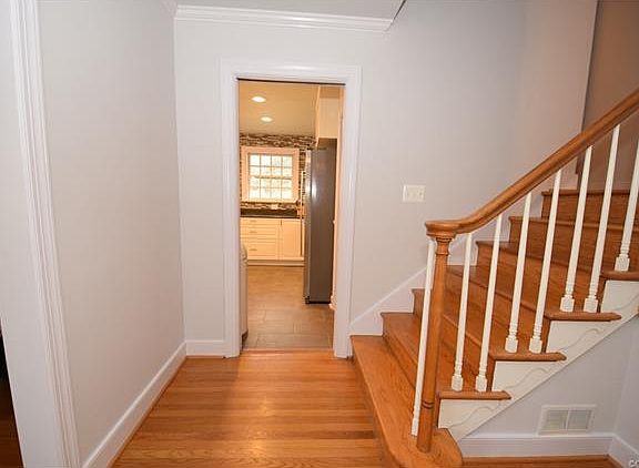 4th image of 3729 Wainfleet Dr