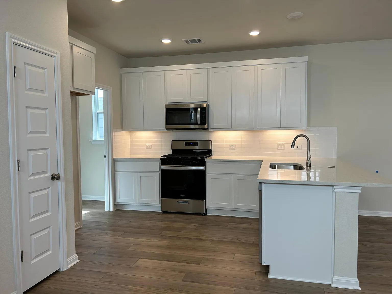 3 bed, 2.5 bath, 1684 sqft, $2,095 — Photo 4