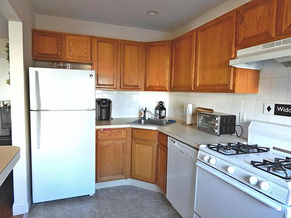 4th image of 45 Elm St #3