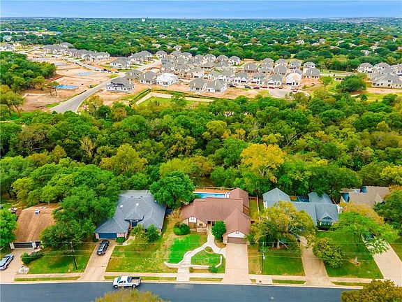3rd image of 2607 Creek Bend Cir