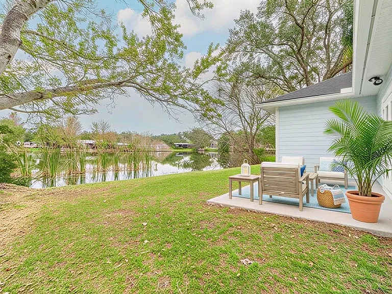 679 Coral Cir — Photo 3