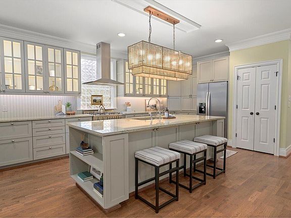 3rd image of 1100 Governors Ln