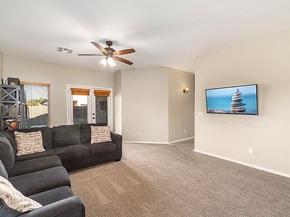 4th image of 1092 E Country Crossing Way