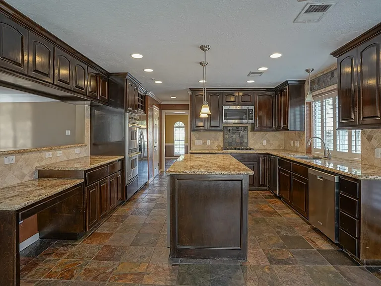 2108 Lakeway Dr — Photo 21