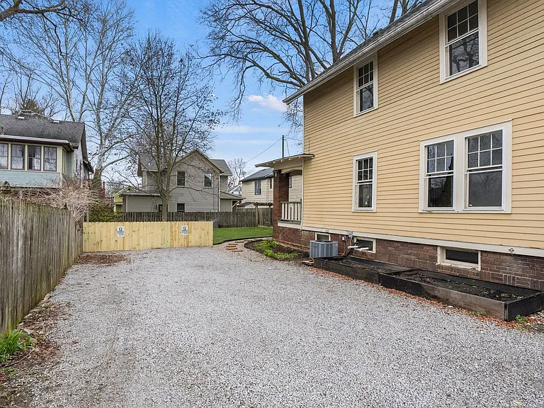 1213 W Jefferson Blvd — Photo 43