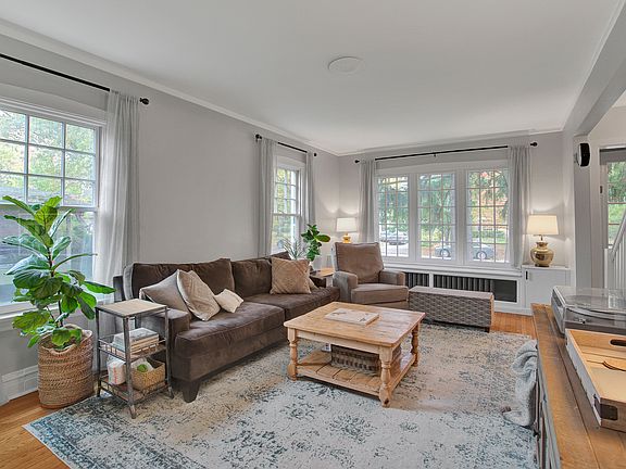 4th image of 353 Flora Pl