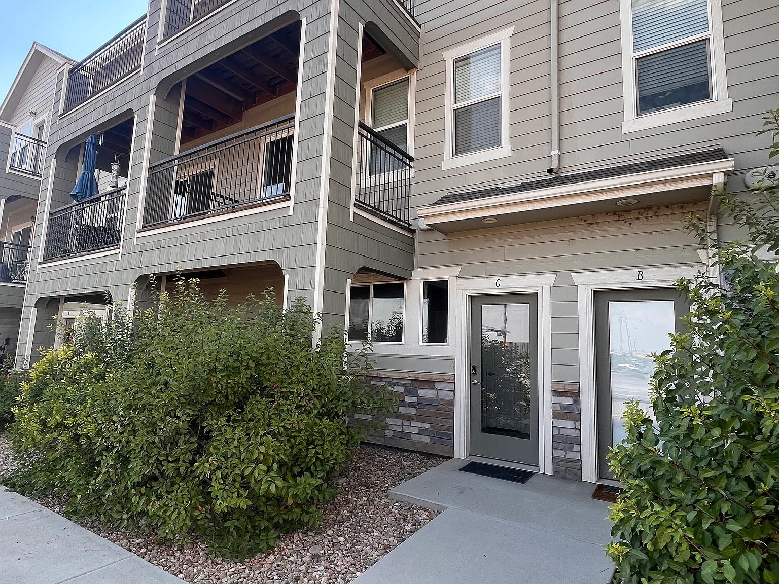 2 bed, 1569 sqft, $2,400 — Photo 1