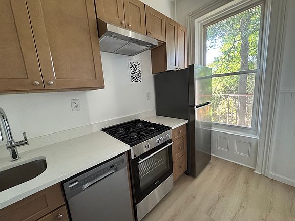 5th image of 1078 Dean St Floor 2
