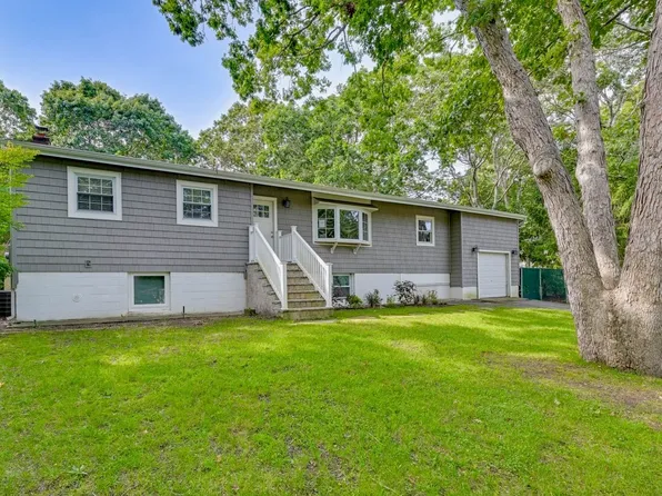 2 Fairview Rd, Hampton Bays, NY 11946