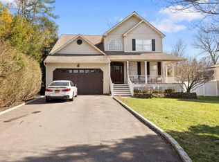 18 Lake Pl, Huntington, NY 11743