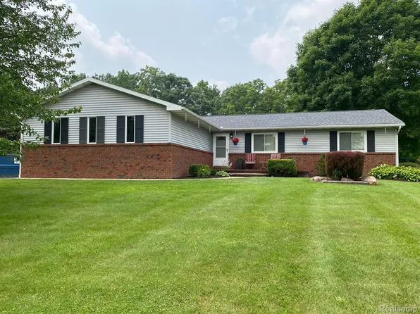 11046 Shadow Woods Ln, Whitmore Lake, MI 48189