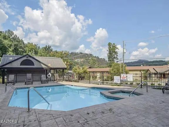 2nd image of 306 Baskins Creek Rd #402