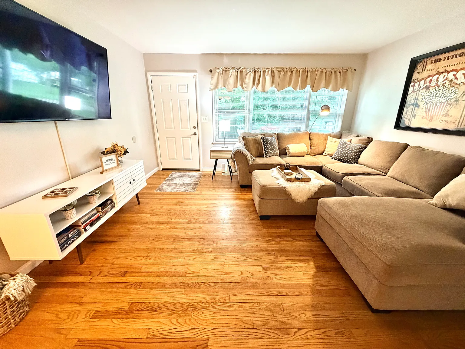 3 bed, 1014 sqft, $3,950 — Photo 2