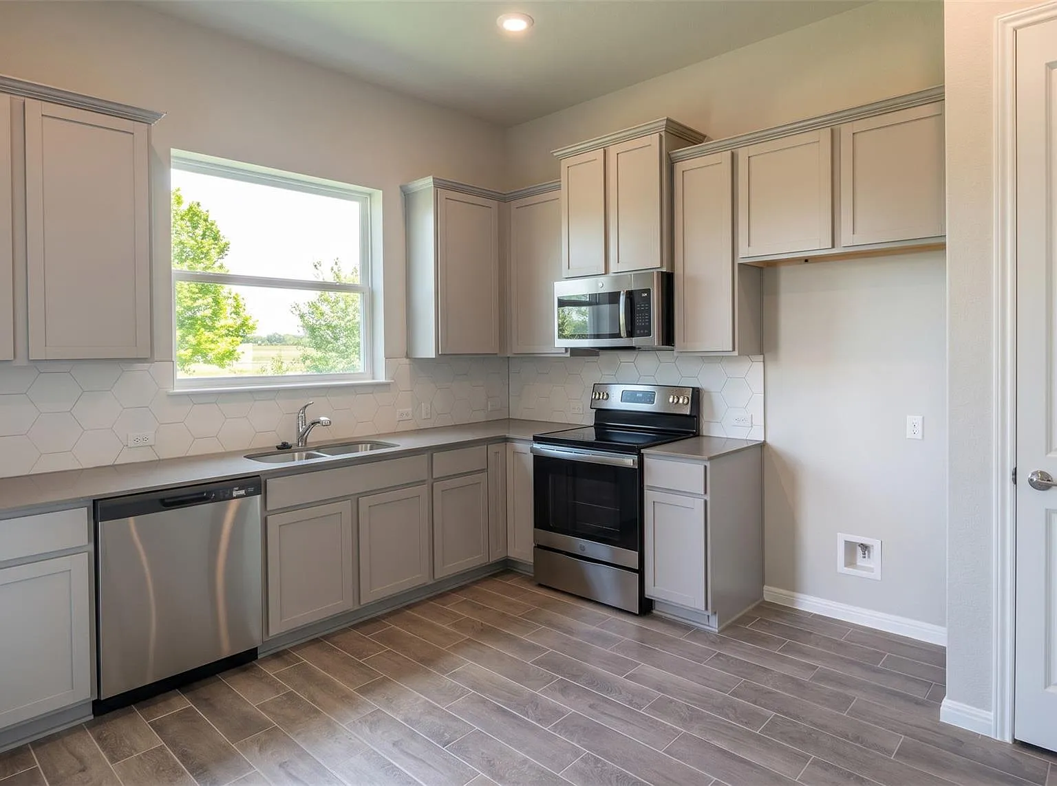 3 bed, 2.5 bath, 1615 sqft, $1,950 — Photo 2