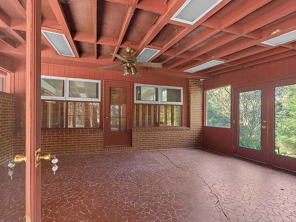 5th image of 271 Lakeside Dr