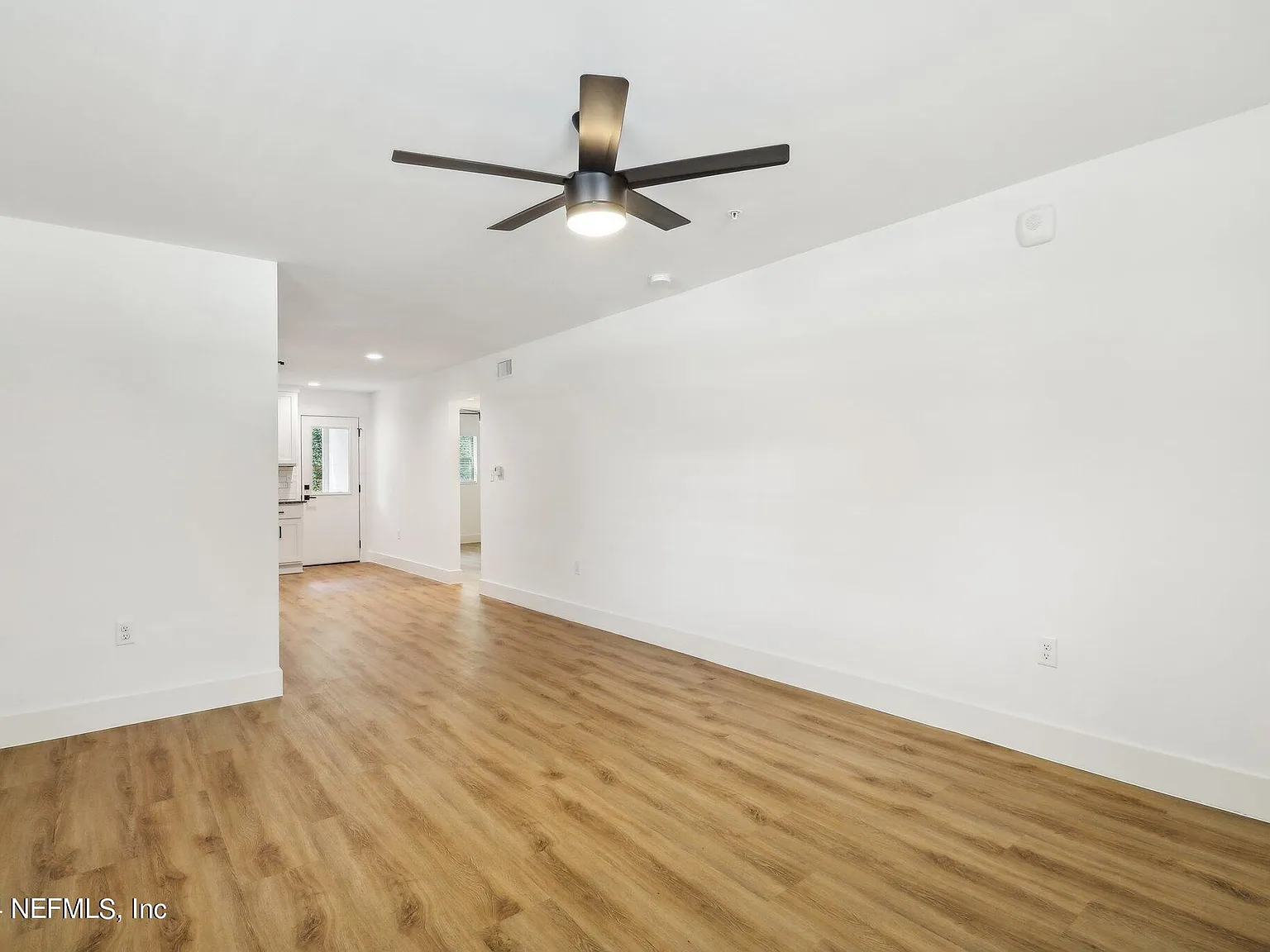 1 bed, 1.0 bath, 725 sqft, $1,295 — Photo 2