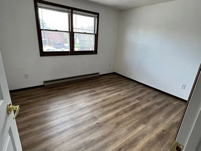 2445 Woodale Ave — Photo 7