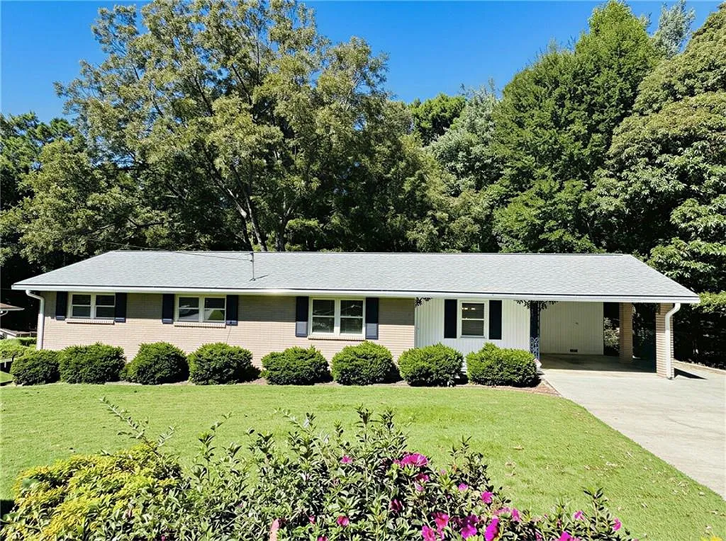 3 bed, 2.0 bath, 2168 sqft, $2,250 — Photo 1