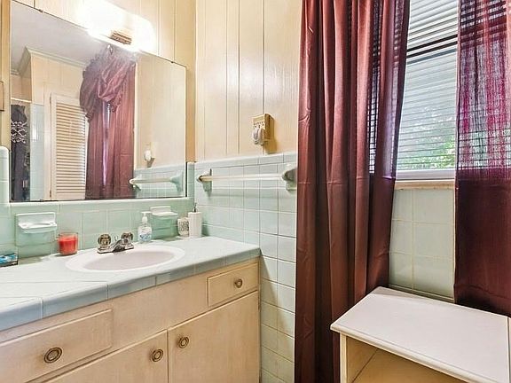 17th image of 804 W 10th St