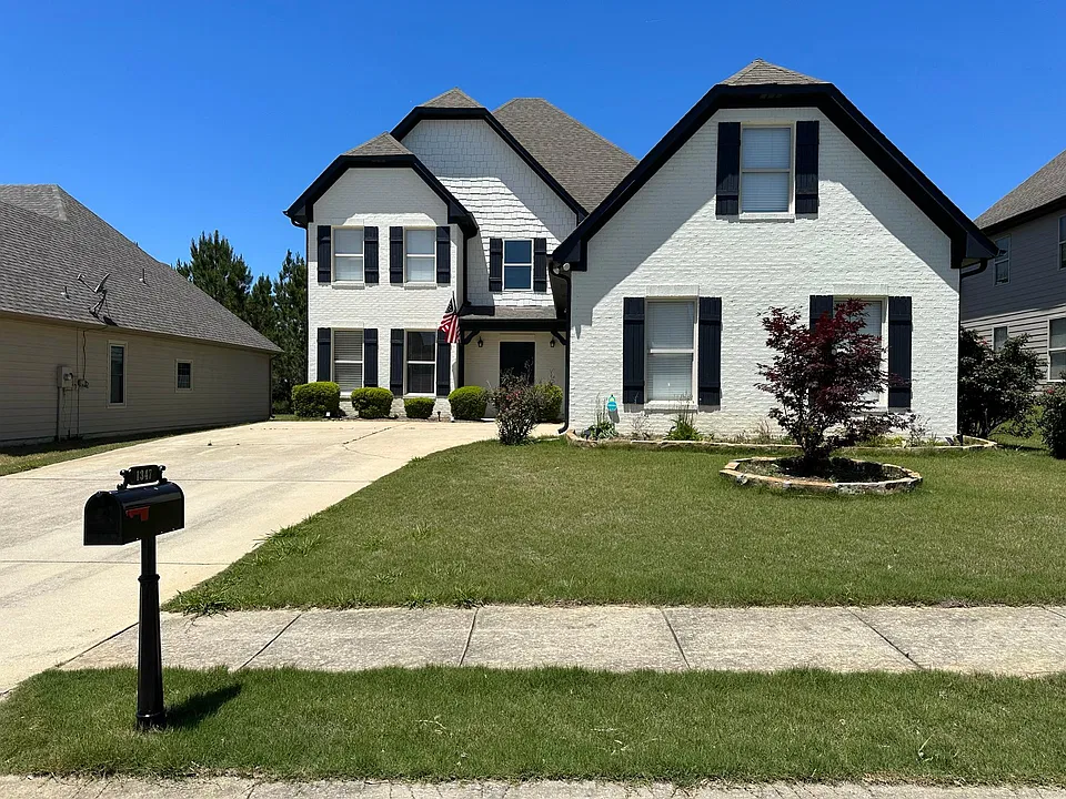 1347 Mountain Ln
