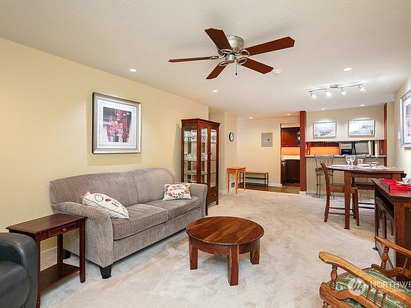 3rd image of 7332 W Lake Sammamish Parkway NE #3-105
