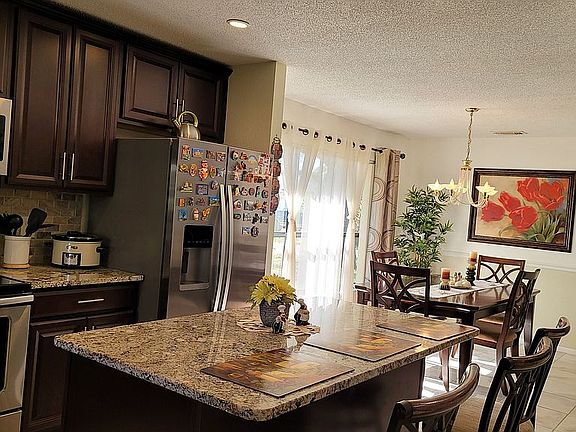 5th image of 475 Holbrook Ct
